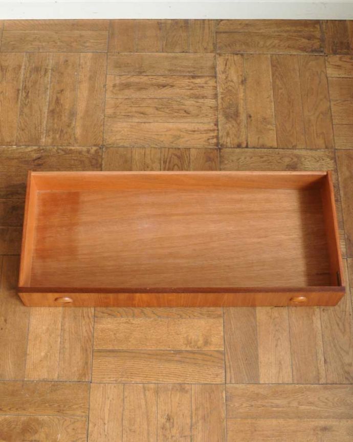 アンティークのキャビネット　アンティーク家具　ディスプレイ楽しめるミラーバック、ヴィンテージの引き戸タイプのガラスキャビネット　もちろん、引き出しもキレイです！引き出しの中も専門の職人が修復したのでキレイです。(x-1405-f)