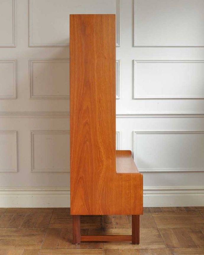 アンティークのキャビネット　アンティーク家具　ディスプレイ楽しめるミラーバック、ヴィンテージの引き戸タイプのガラスキャビネット　横から見てもスッキリどこから見てもスッキリとしてステキなヴィンテージ家具。(x-1405-f)