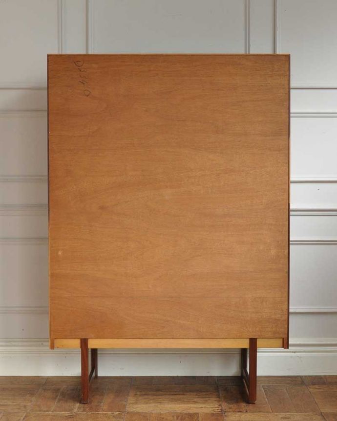 アンティークのキャビネット　アンティーク家具　ディスプレイ楽しめるミラーバック、ヴィンテージの引き戸タイプのガラスキャビネット　後ろ姿もキレイですビンテージは新品ではないので、もちろん経年変化によるキズはあります。(x-1405-f)