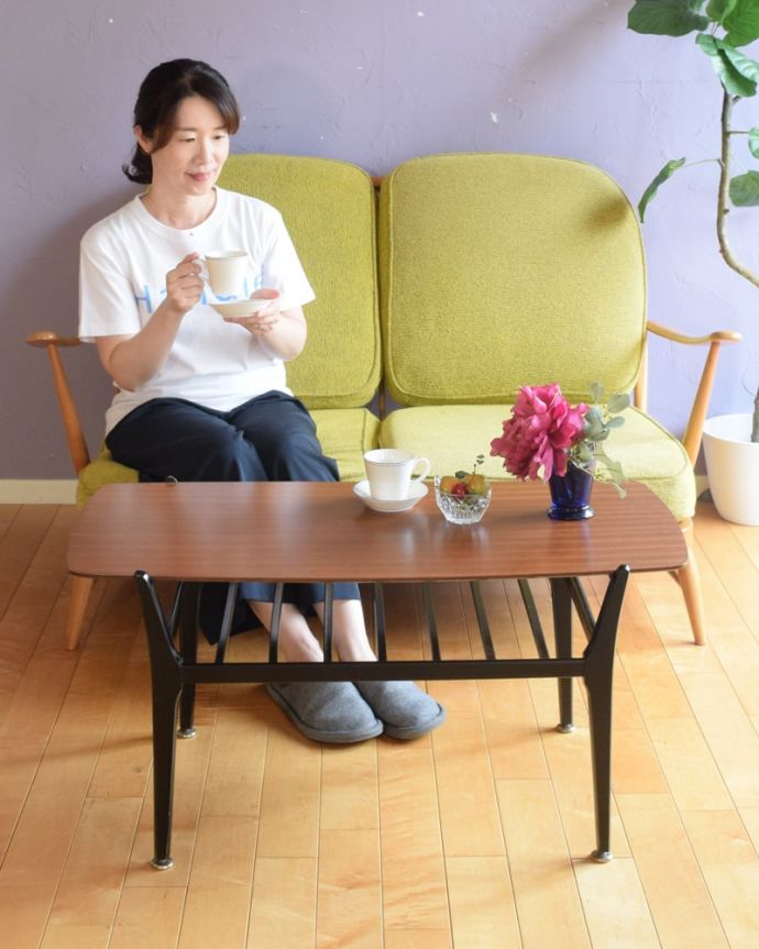 アンティークのテーブル　アンティーク家具　コーヒーテーブル　ネイサン　スマートなカッコよさが人気のヒミツ北欧デザインのコーヒーテーブルは見た目のカッコよさと、どんなお部屋にも似合っちゃうシンプルなデザインが人気です。(x-1407-f)