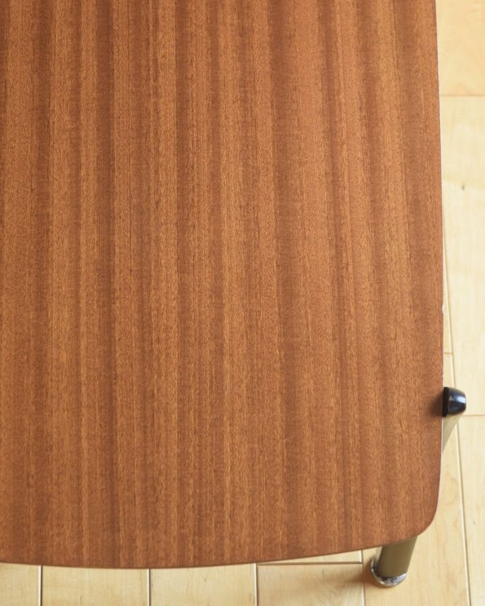 アンティークのテーブル　アンティーク家具　コーヒーテーブル　ネイサン　近づいて見てみると･･･天板を近くで見て下さい。(x-1407-f)