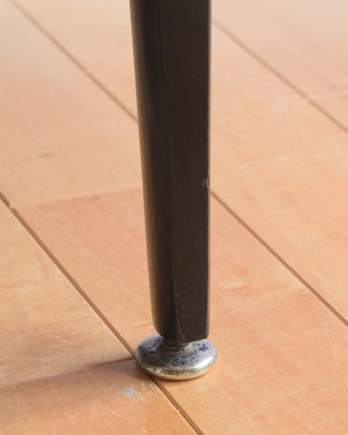 アンティークのテーブル　アンティーク家具　コーヒーテーブル　ネイサン　持ち上げなくても移動できます！Handleのアンティークは、脚の裏にフェルトキーパーをお付けしていますので、床を滑らせてれば移動が簡単です。(x-1407-f)