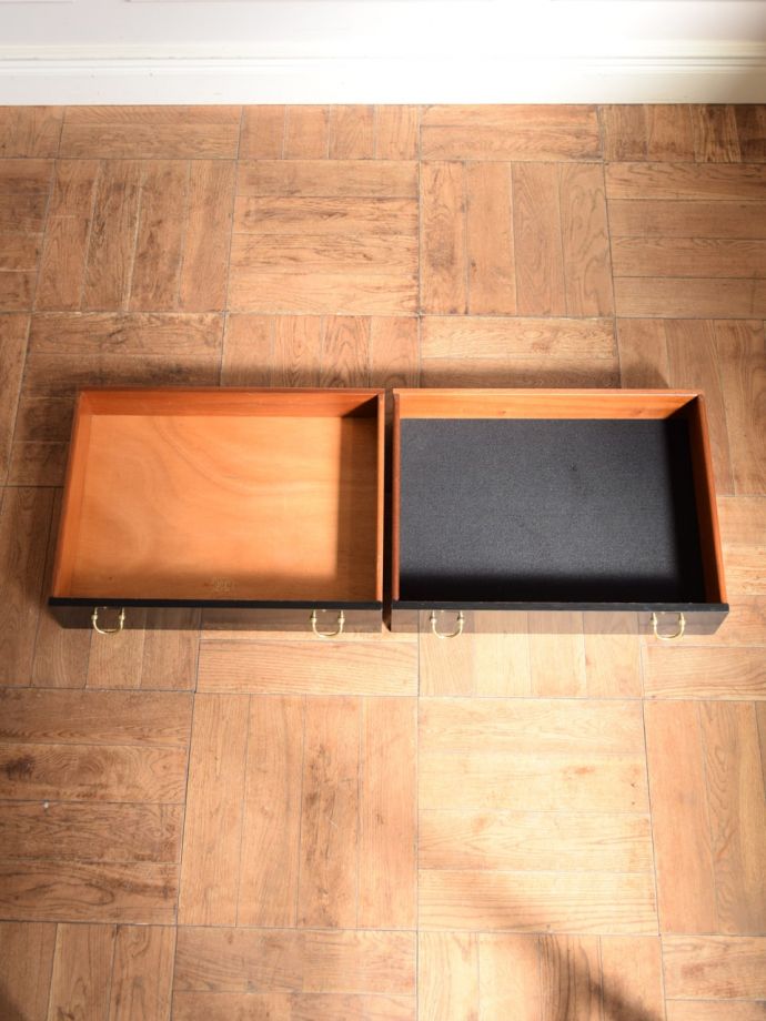 トラー&ブラックのサイドボードの引き出し