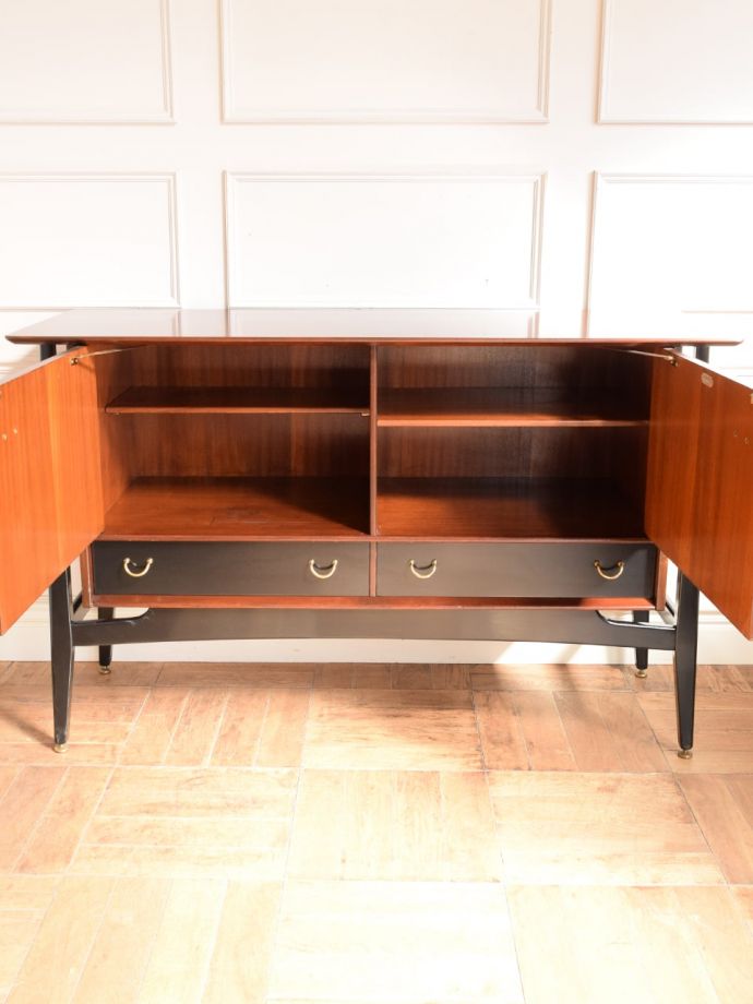 G-PLANサイドボードの扉の中