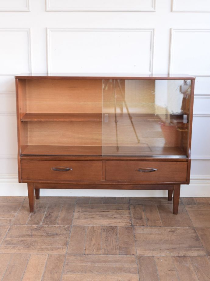 ヴィンテージキャビネットの扉の中