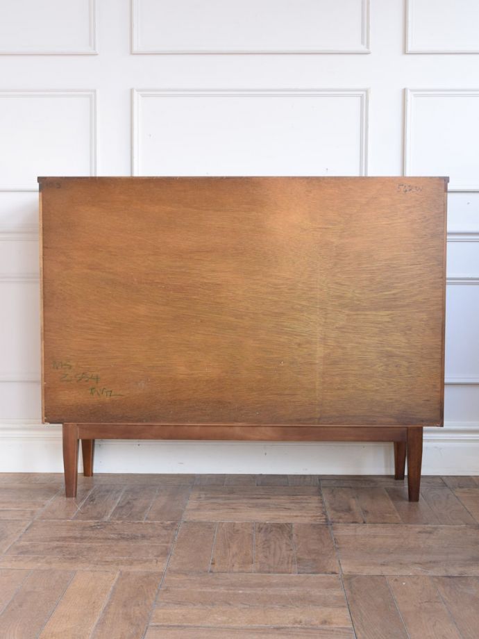 キャビネットの後ろ姿