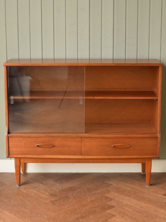 ヴィンテージキャビネットの扉の中