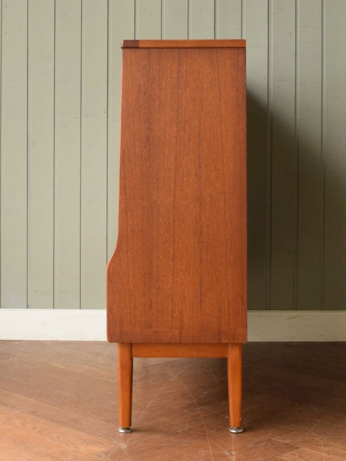 ビンテージキャビネットの側面