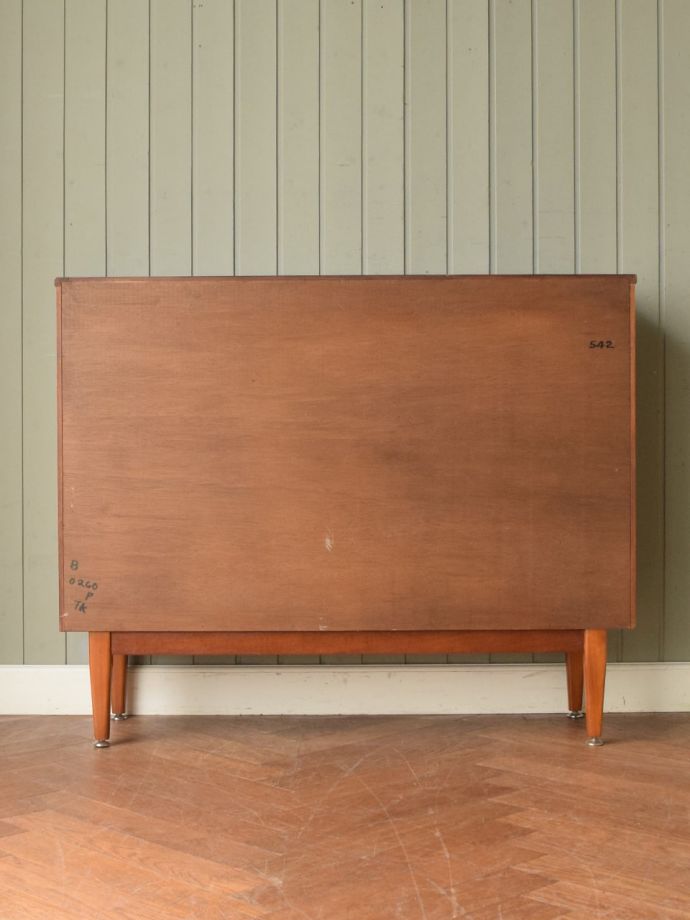 キャビネットの後ろ姿