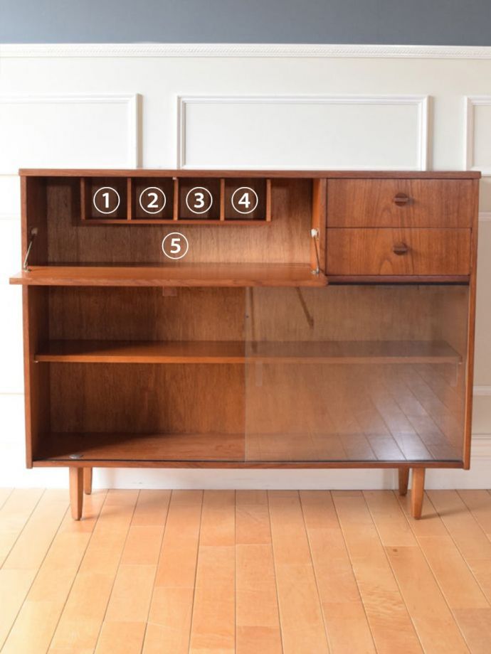 ヴィンテージキャビネットの扉の中