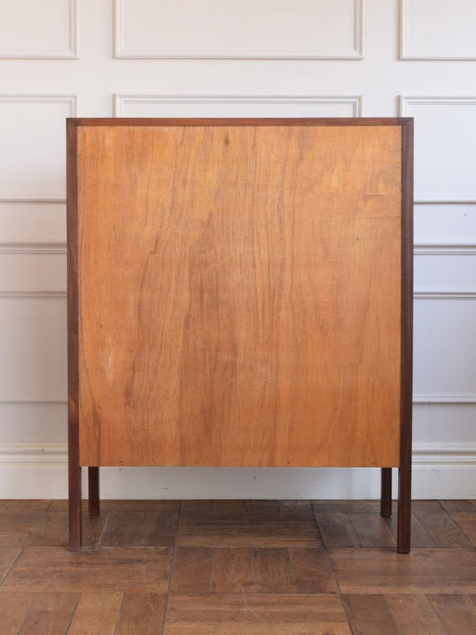 キャビネットの後ろ姿