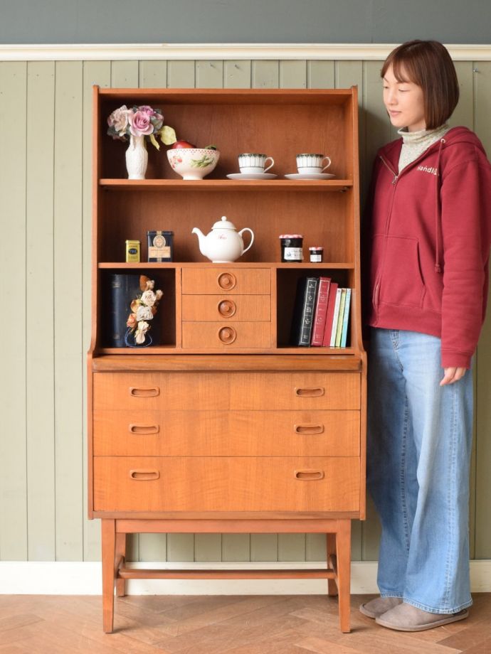 北欧スタイルのビンテージオープンシェルフ