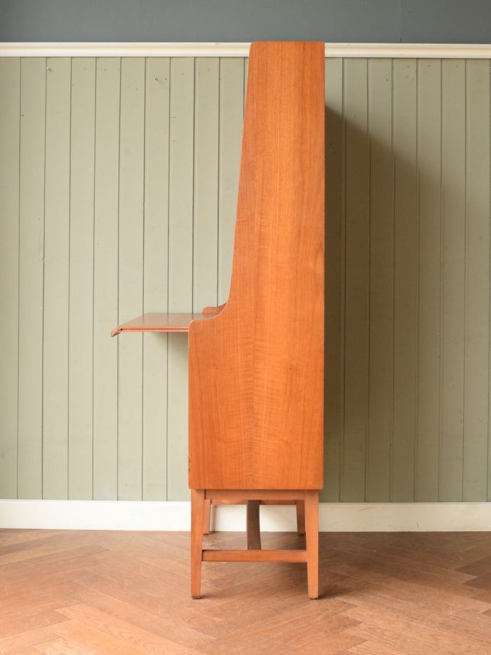 オープンシェルフの側面