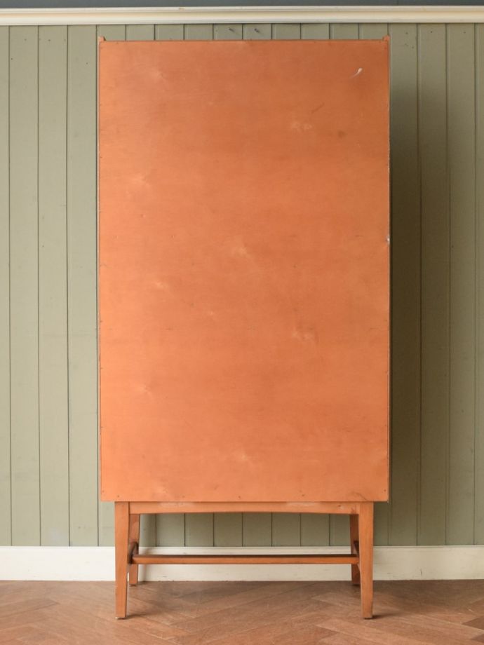 オープンシェルフの後ろ姿