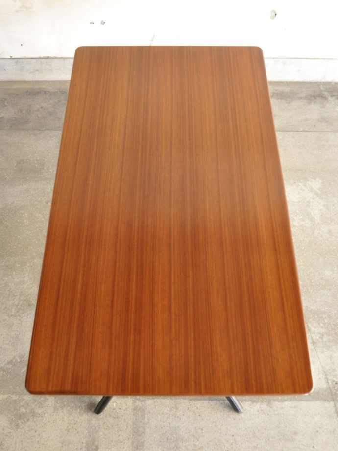 トラー&ブラックのテーブルの天板