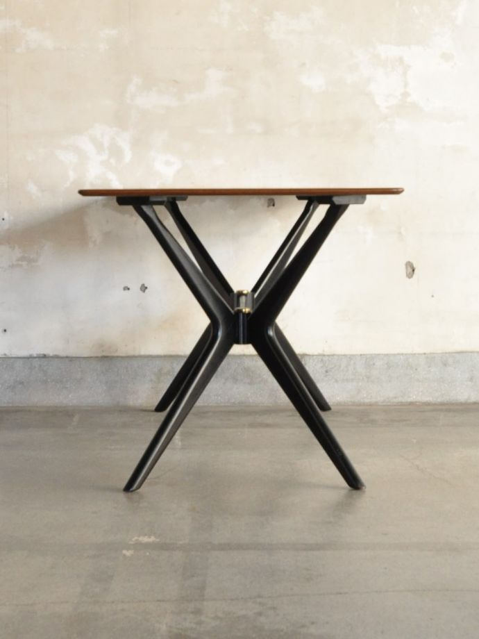 G-planのビンテージテーブルの側面