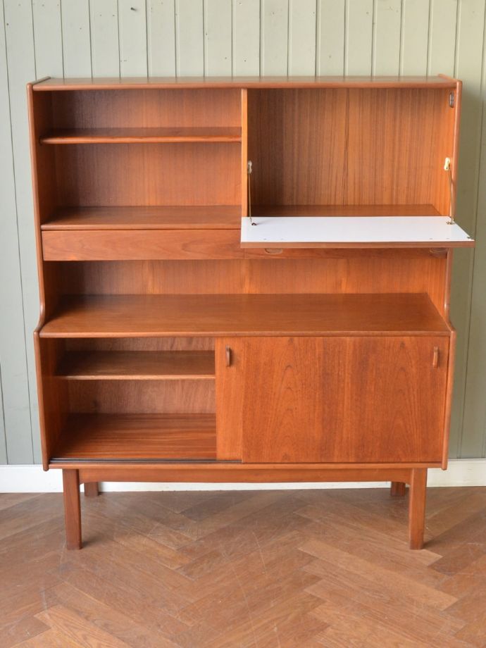 ヴィンテージキャビネットの扉の中