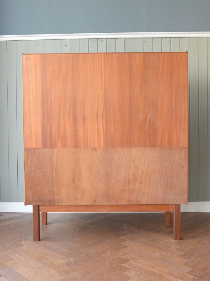 キャビネットの後ろ姿