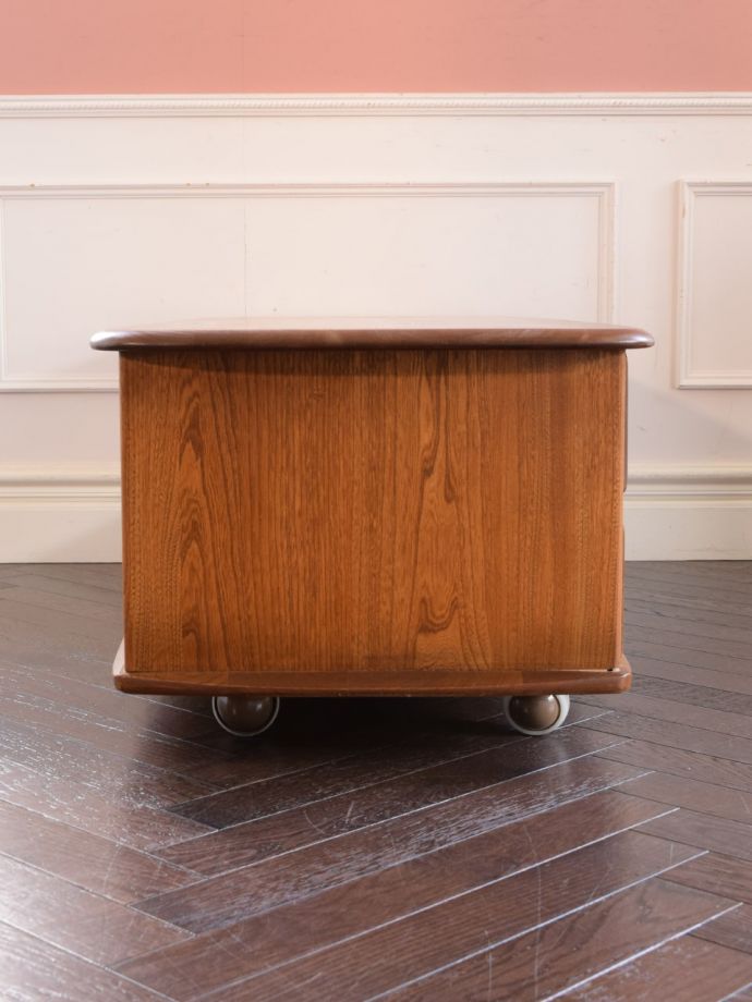 アーコールのコーヒーテーブルの側面