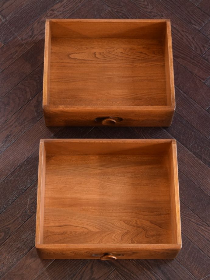 アンティーク家具の引き出しの中