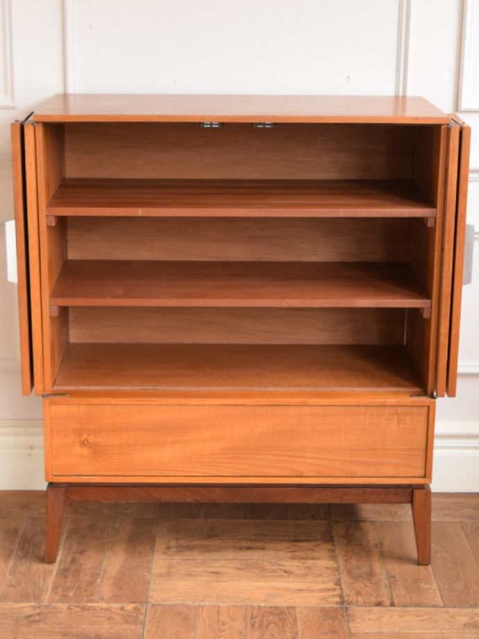 ビンテージ家具の扉の中