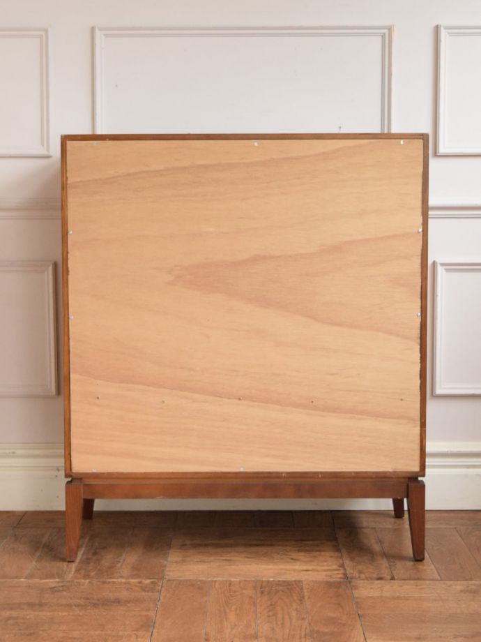 北欧スタイルの家具の後ろ姿