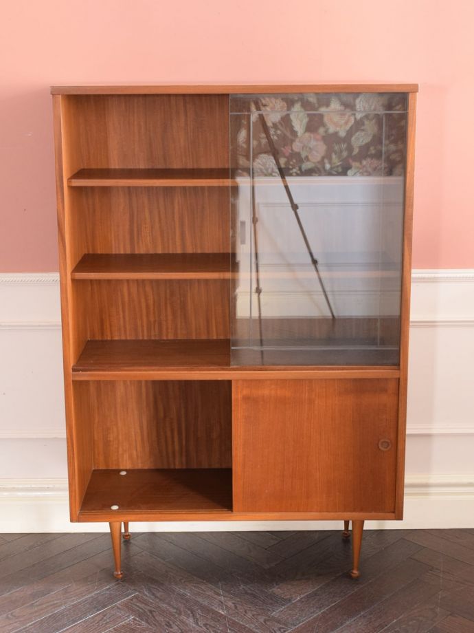 ヴィンテージキャビネットの扉の中