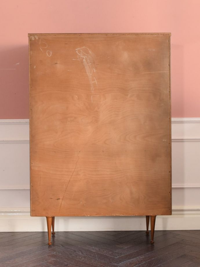 キャビネットの後ろ姿