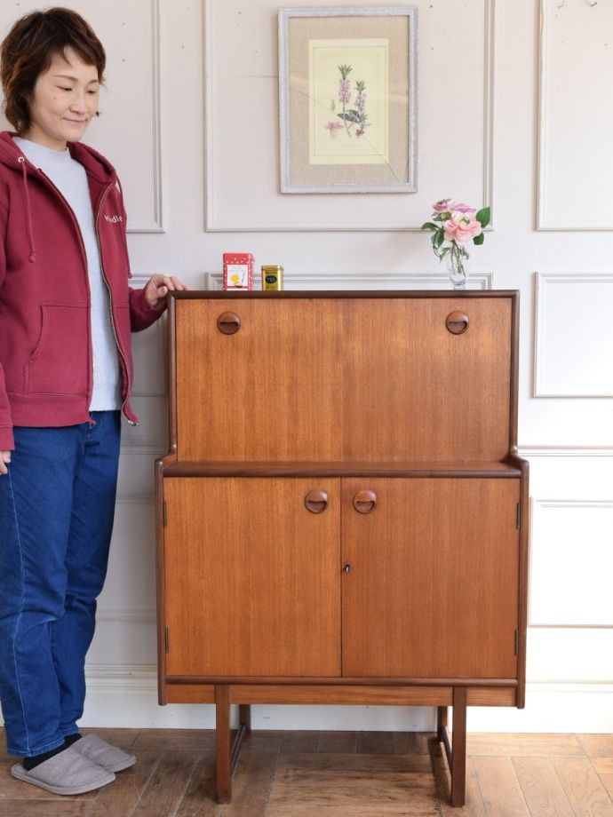 北欧スタイルのおしゃれなビューロー