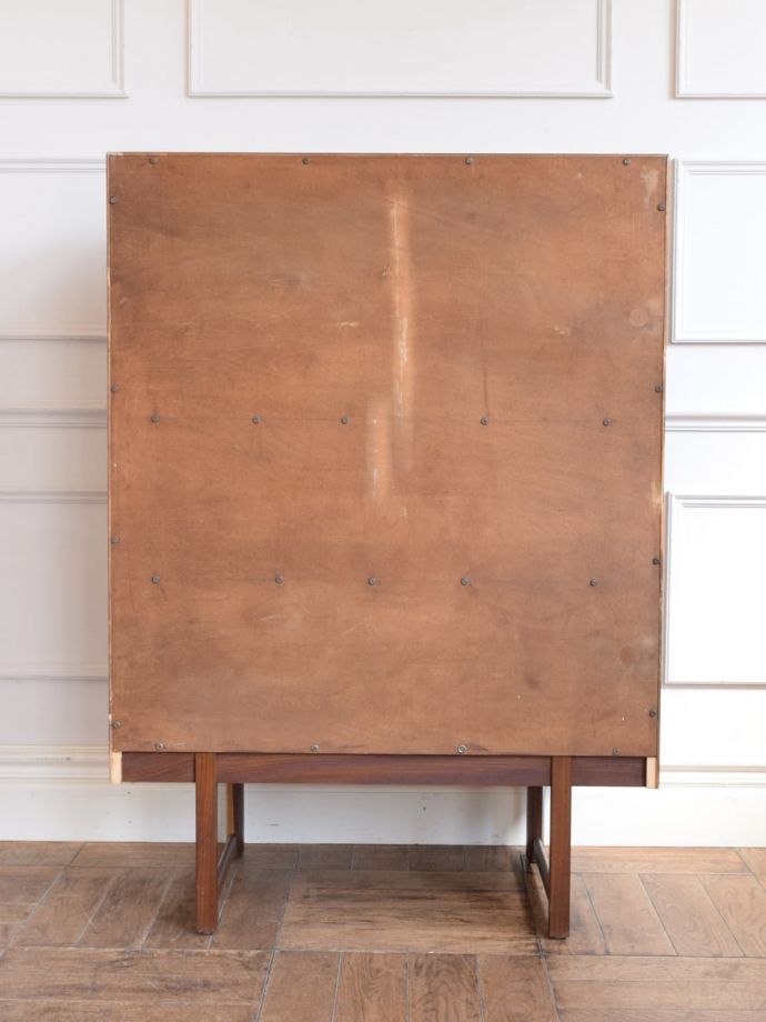 キャビネットの後ろ姿