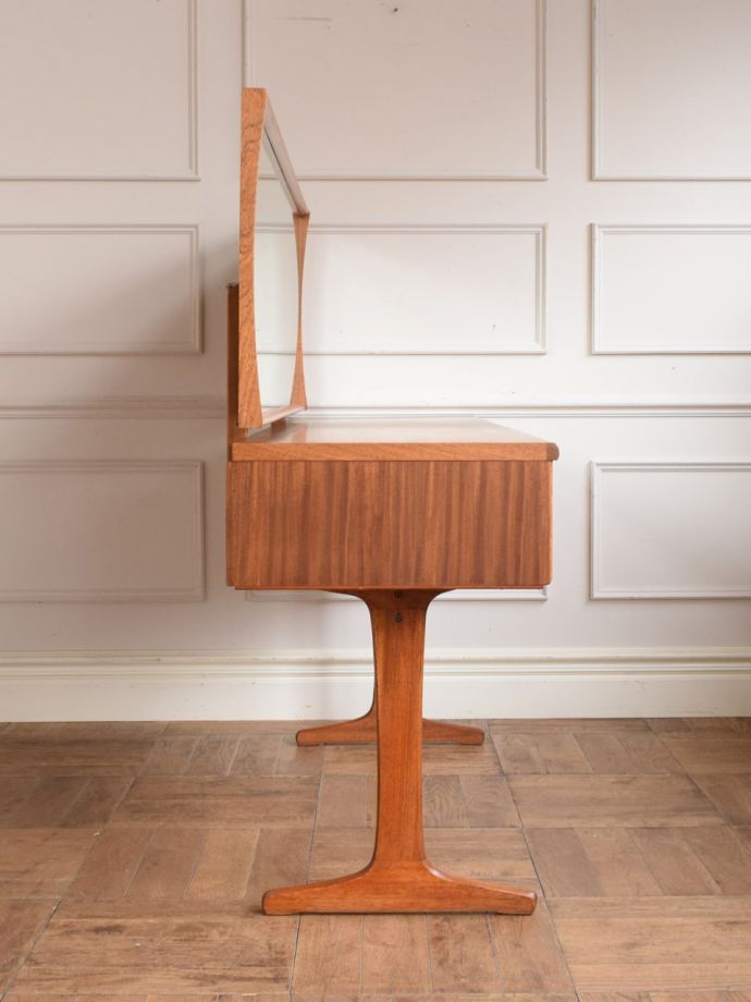 ドレッサーの側面