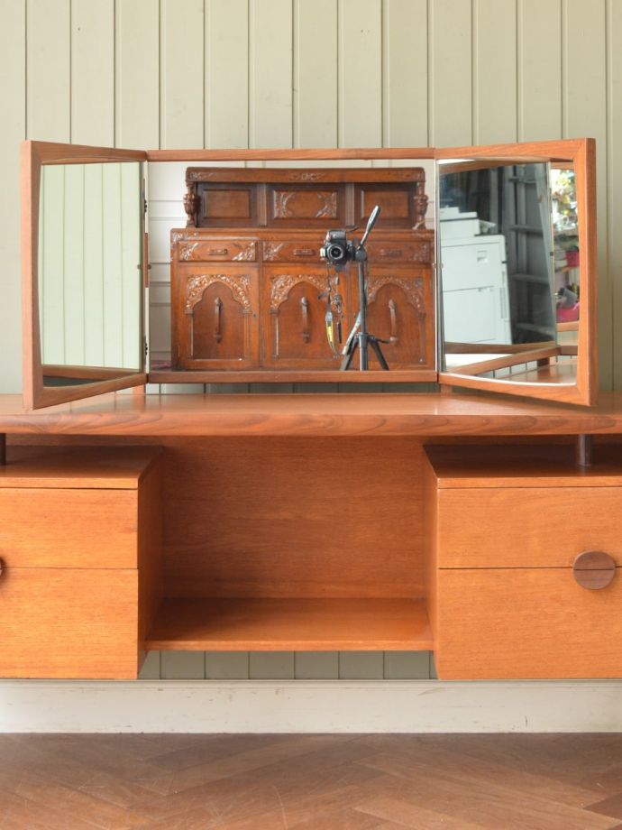 ドレッサーの三面鏡