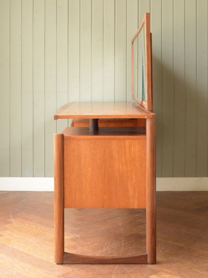 ビンテージ家具の側面