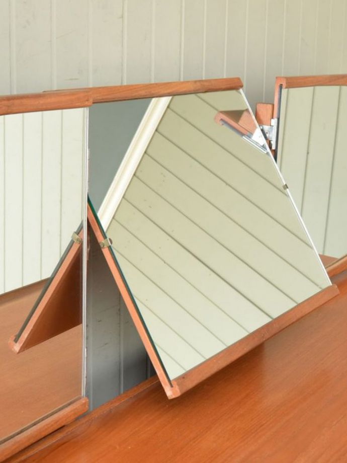 ヴィンテージドレッサーのミラー