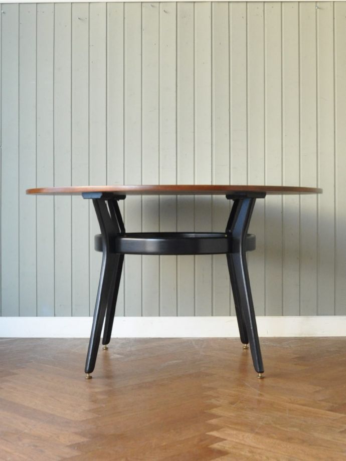 G-planのビンテージテーブルの側面