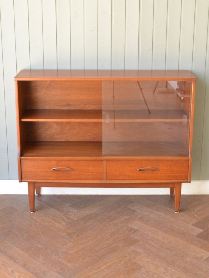 ヴィンテージキャビネットの扉の中