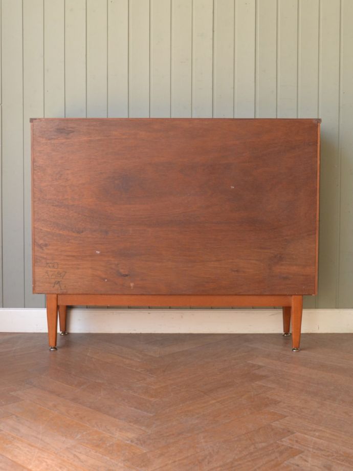 キャビネットの後ろ姿