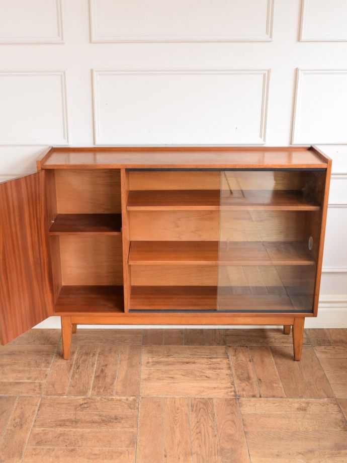 ヴィンテージキャビネットの扉の中