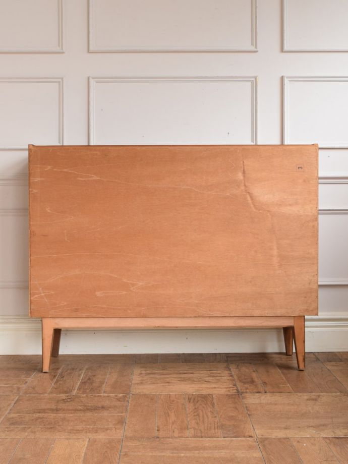 キャビネットの後ろ姿