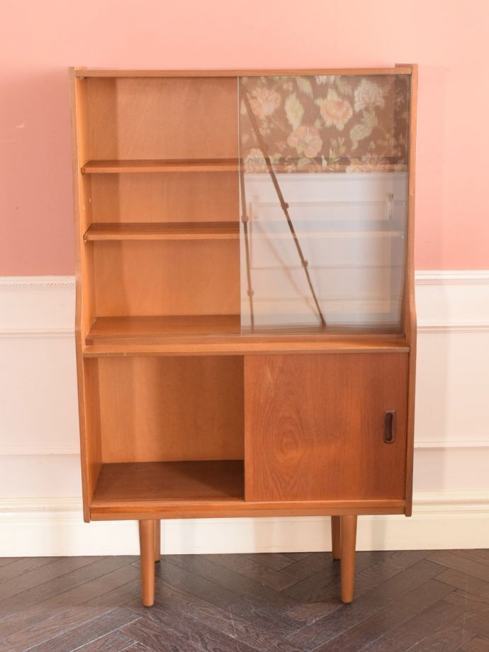 ヴィンテージキャビネットの扉の中