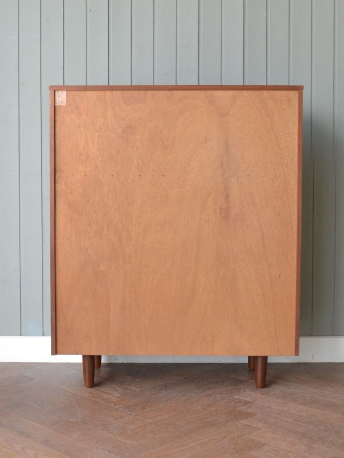 キャビネットの後ろ姿