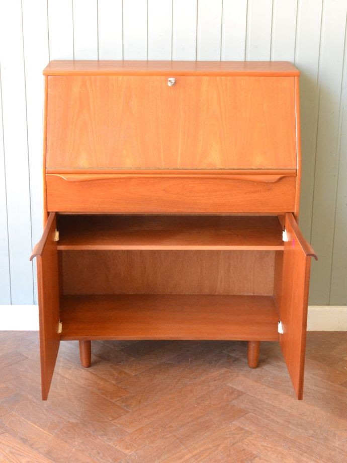 ビューローの扉の中