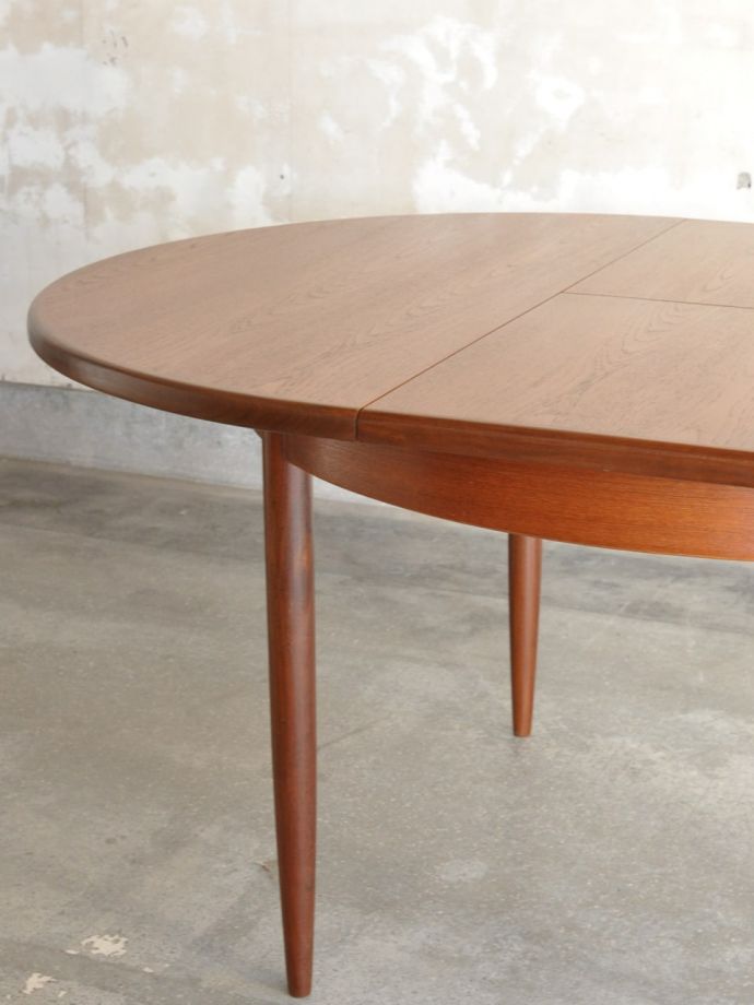 G-PLANのダイニングテーブル