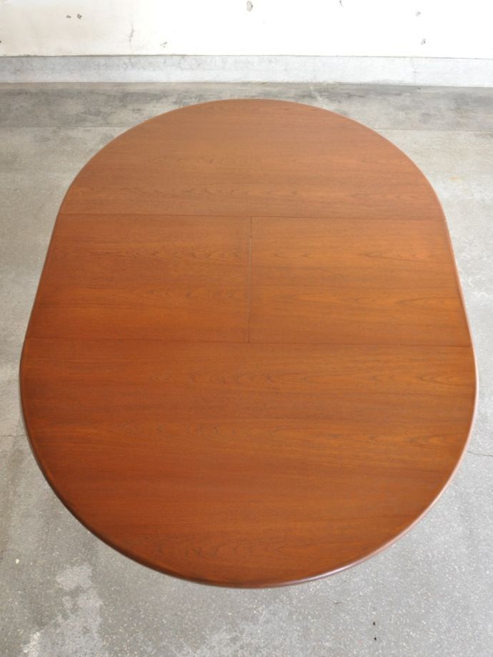 天板を広げた伸長式テーブル