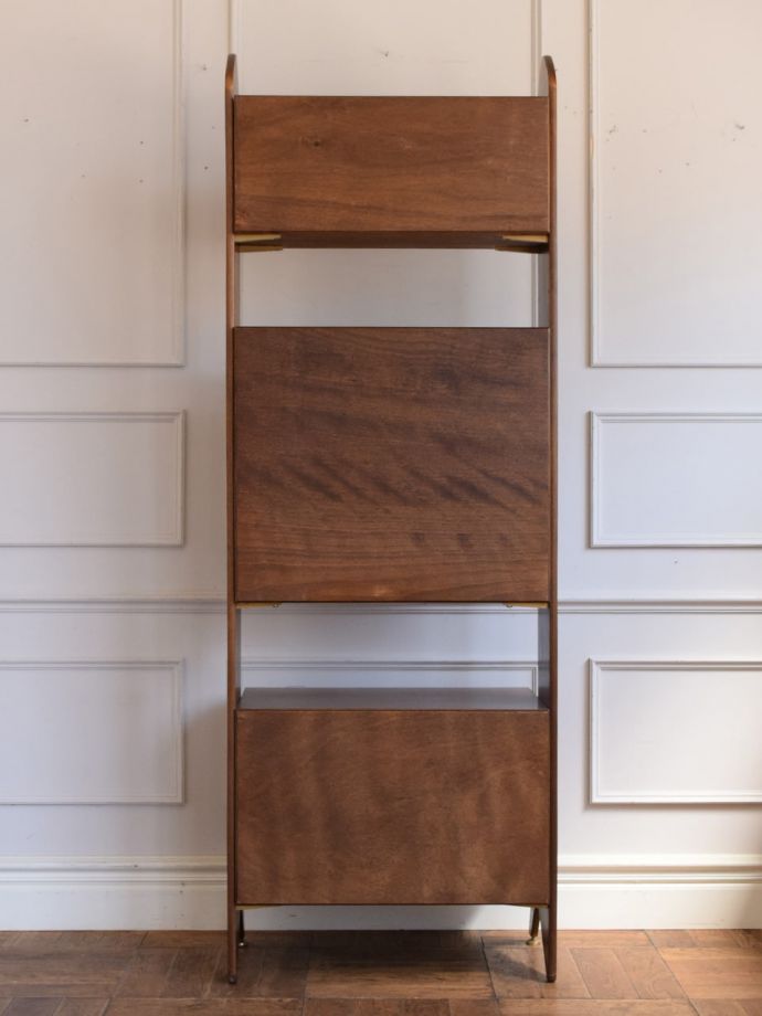 キャビネットの後ろ姿