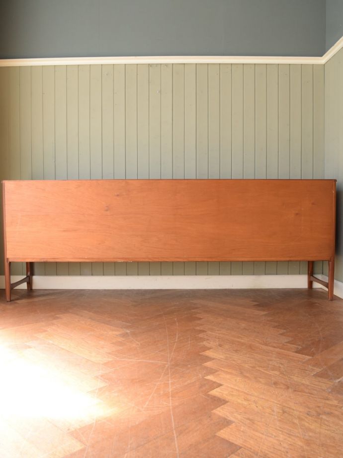 北欧スタイルの家具の後ろ姿