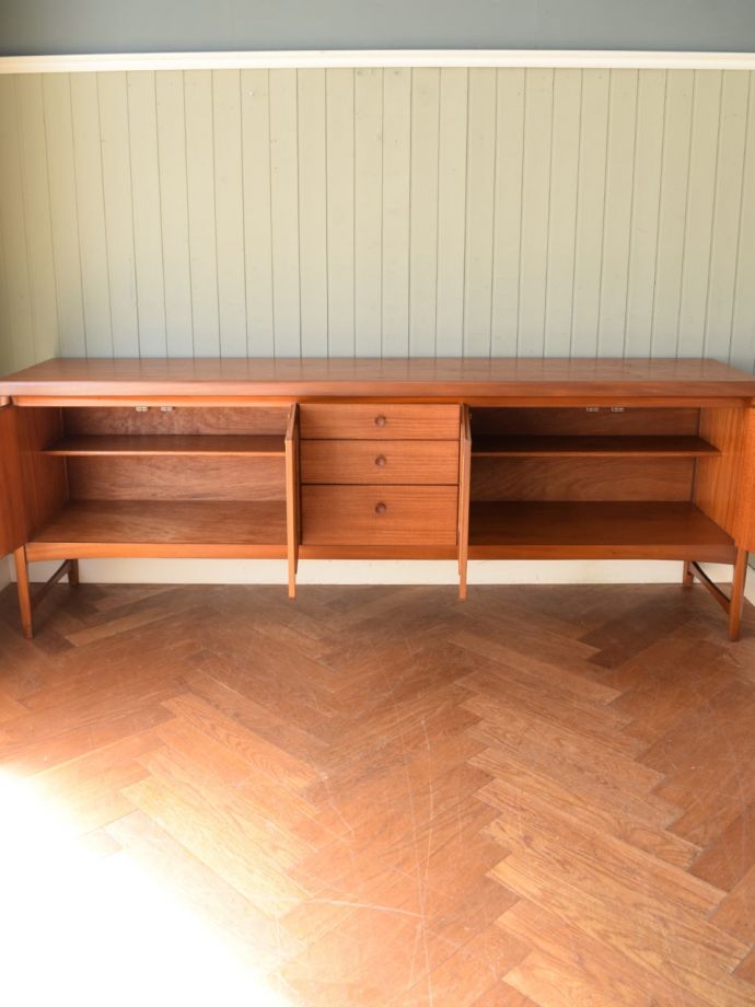 ビンテージ家具の扉の中