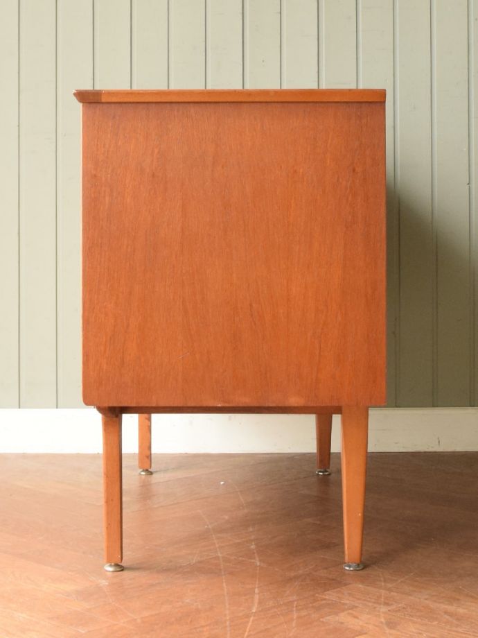 ビンテージ家具の側面