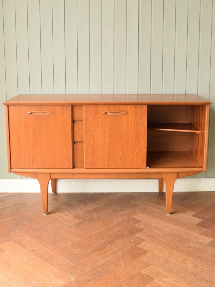 ビンテージサイドボードの扉の中