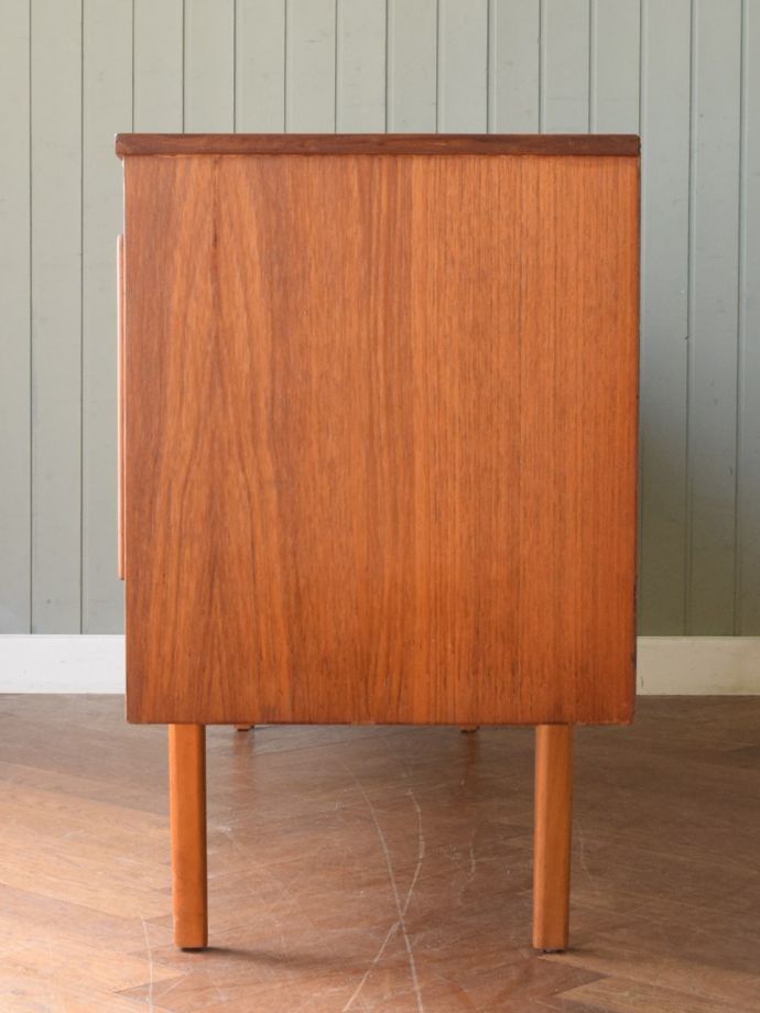 ビンテージ家具の側面